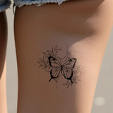 Schmetterling umgeben von Blumen Tattoo