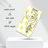 Hand hält Mond und Blume