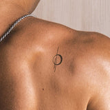 Mond und Linien Tattoo