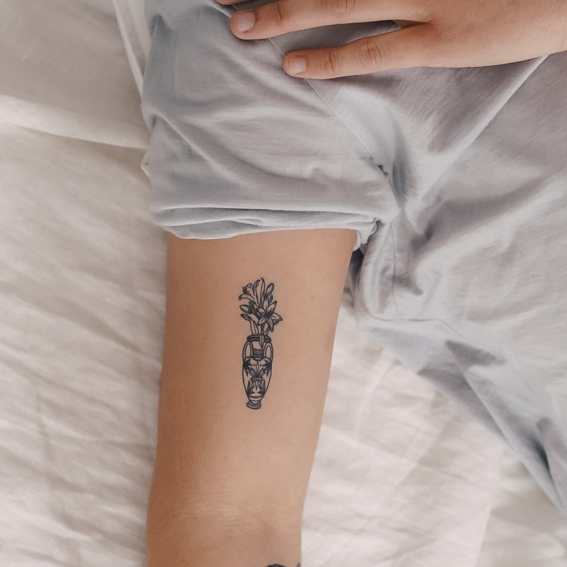 Detaillierte Vase Tattoo