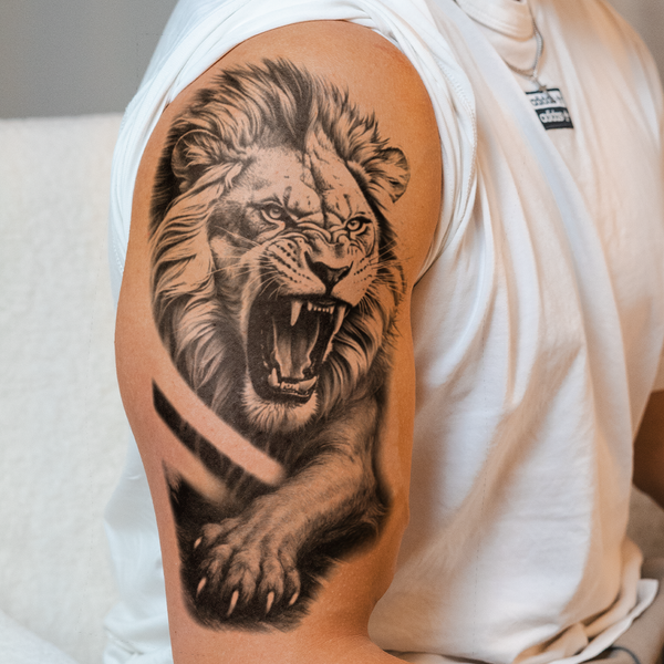 Wilder Löwe Tattoo