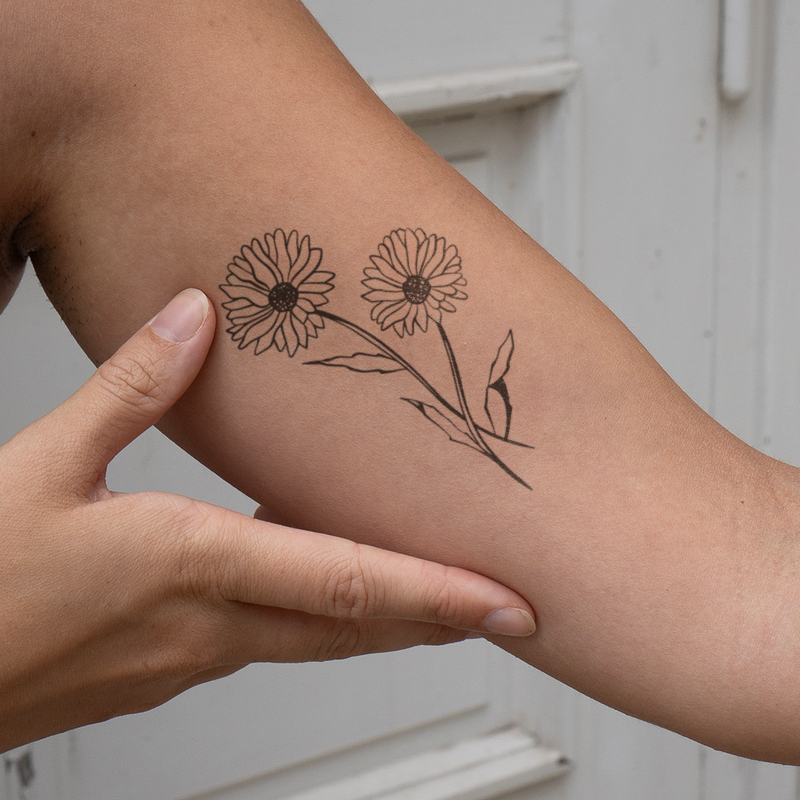 Geburtsblume Apr Gänseblümchen Tattoo