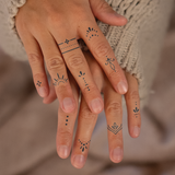 Ornamentale Finger Tattoos