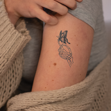 Skelett mit Schmetterling Tattoo