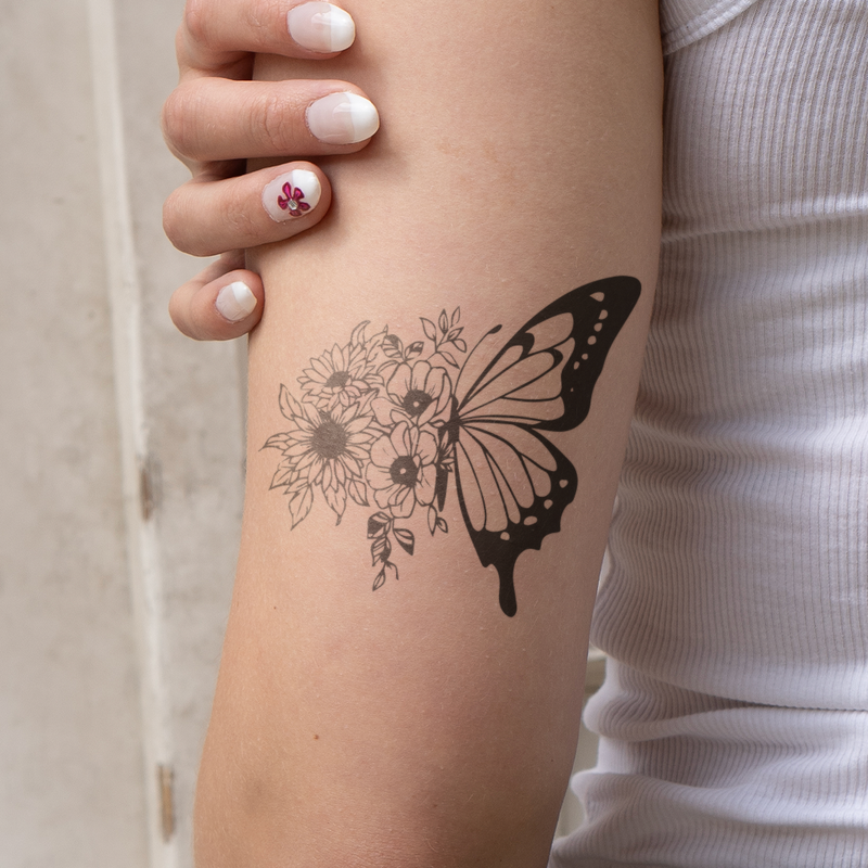 Schmetterling mit Blumen Tattoo