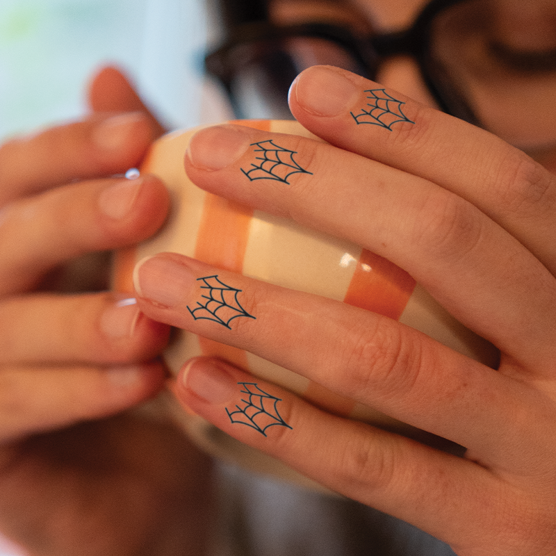 Finger Spinnenweben Tattoos